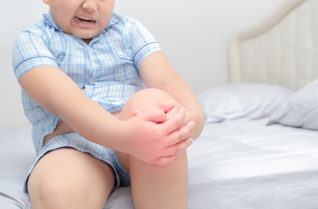 Osgood-Schlatter disease causes knee pain in children.
