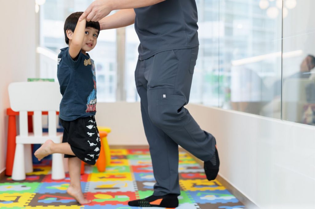 Mengapa anak saya berjalan di jari kaki tippy? Straits Podiatry Singapura