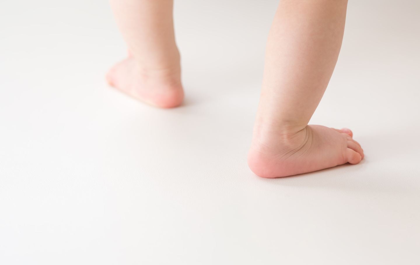 用脚趾走路的孩子。足病治疗能提供哪些帮助？