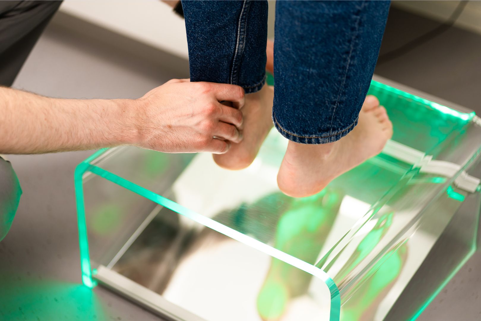 Gerbang Kaki dan kesannya terhadap fasciitis plantar. Straits Podiatry di Singapura. Foto yang menunjukkan podiatrist melakukan penilaian gerbang kaki.