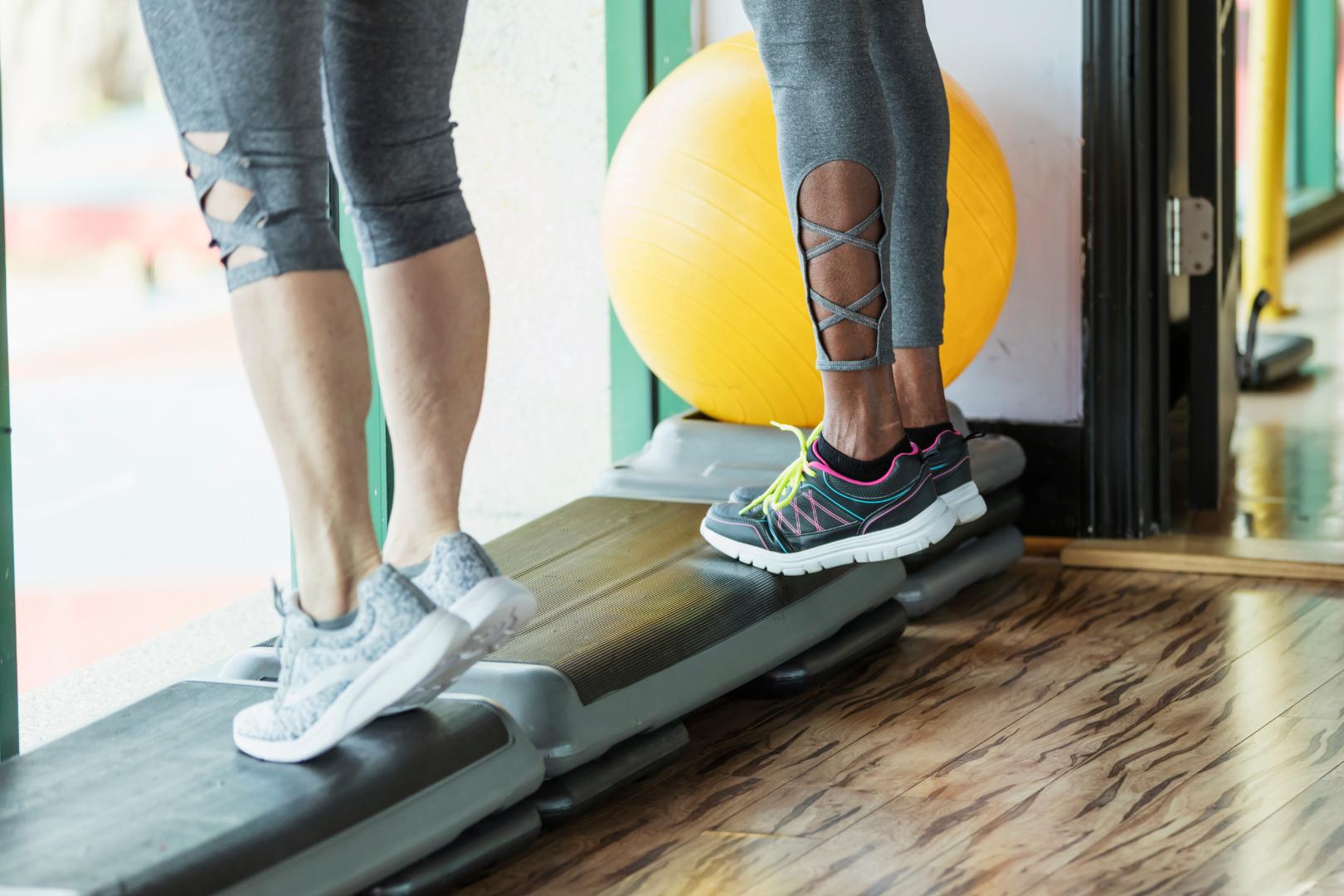 Latihan fasciitis plantar. Straits Podiatry di Singapura. Foto menunjukkan pesakit melakukan senaman untuk menguruskan gejala plantar fasciitis mereka.