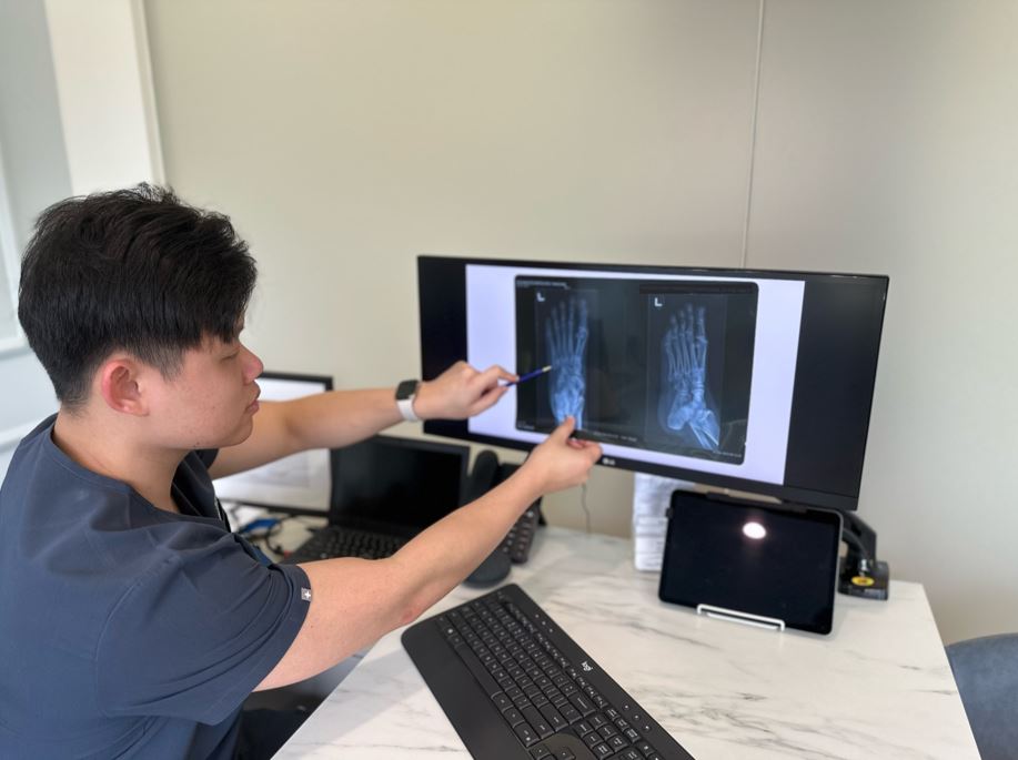 Podiatrist dari Straits Podiatry mendiagnosis sakit kaki menggunakan x-ray