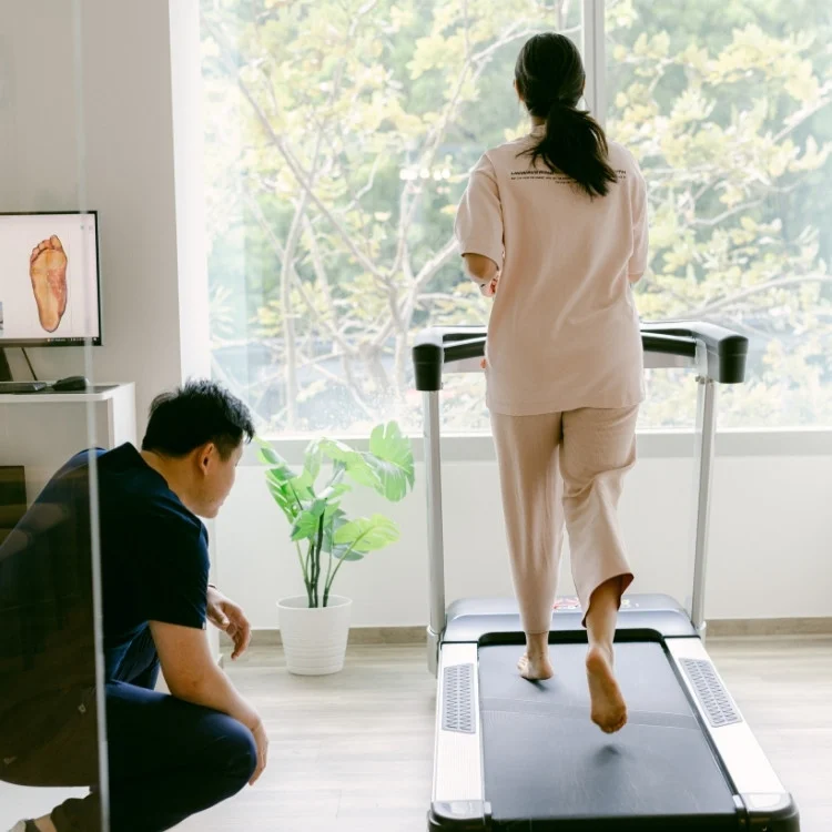 Running assessment by podiatrist and physiotherapist in Singapore