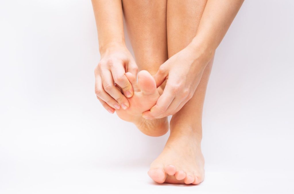 person suffering toe pain from plantar plate tear