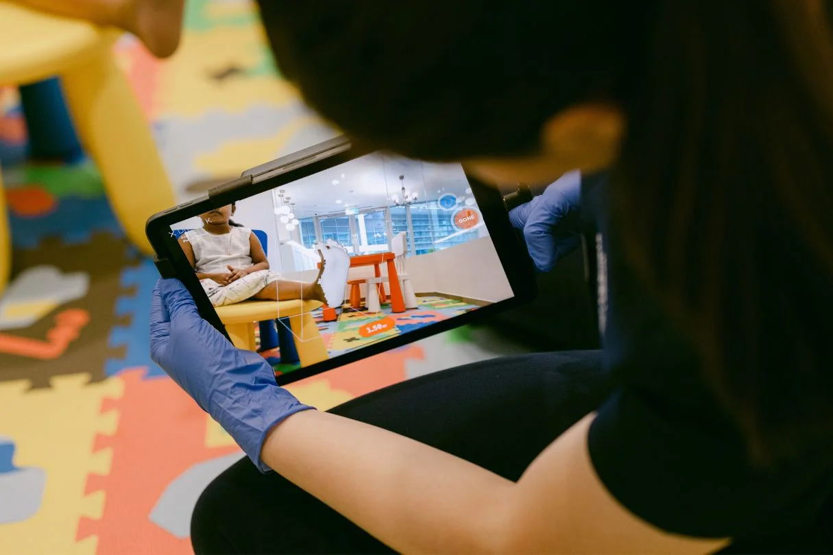 Podiatrist using 3D foot scanning technology for making custom insole